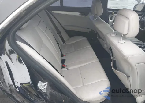 2010 Mercedes-Benz C 300 Luxury/Sport z USA, uszkodzony, nr VIN WDDGF5EB8AF422669